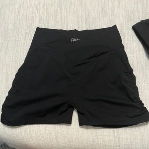 Bombshell scrunch shorts with green pulls